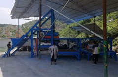 已成型的构件连同钢模送进养护窑